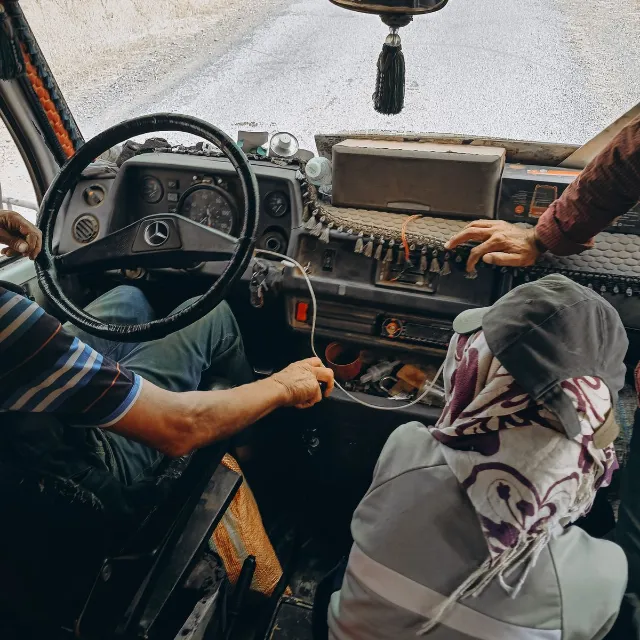 Mãos de um motorista no volante de um caminhão