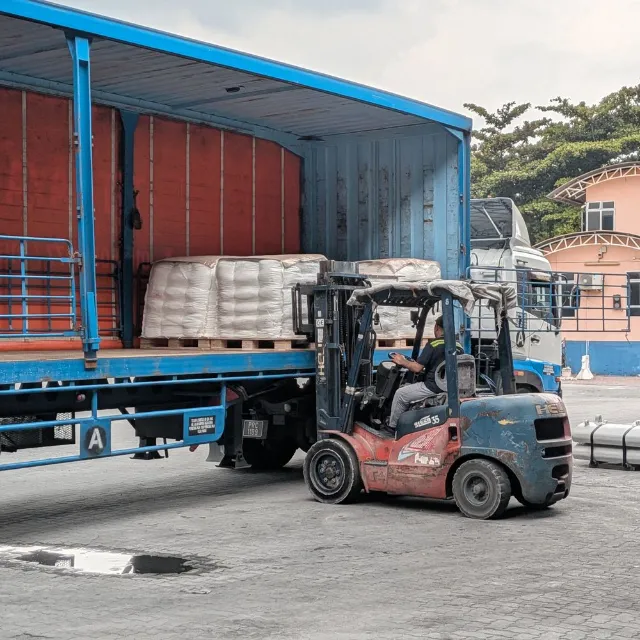 Empilhadeira carregando uma carreta sider