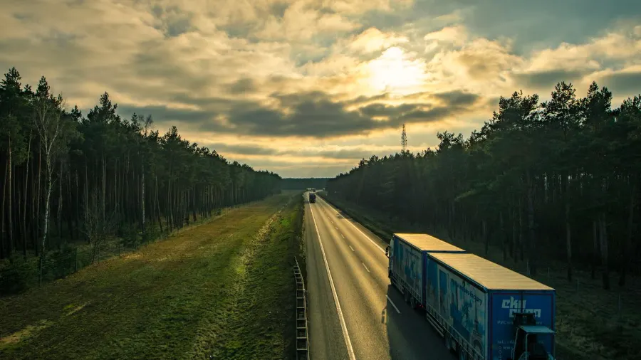 Carreta seguindo por uma rodovia ao amanhecer